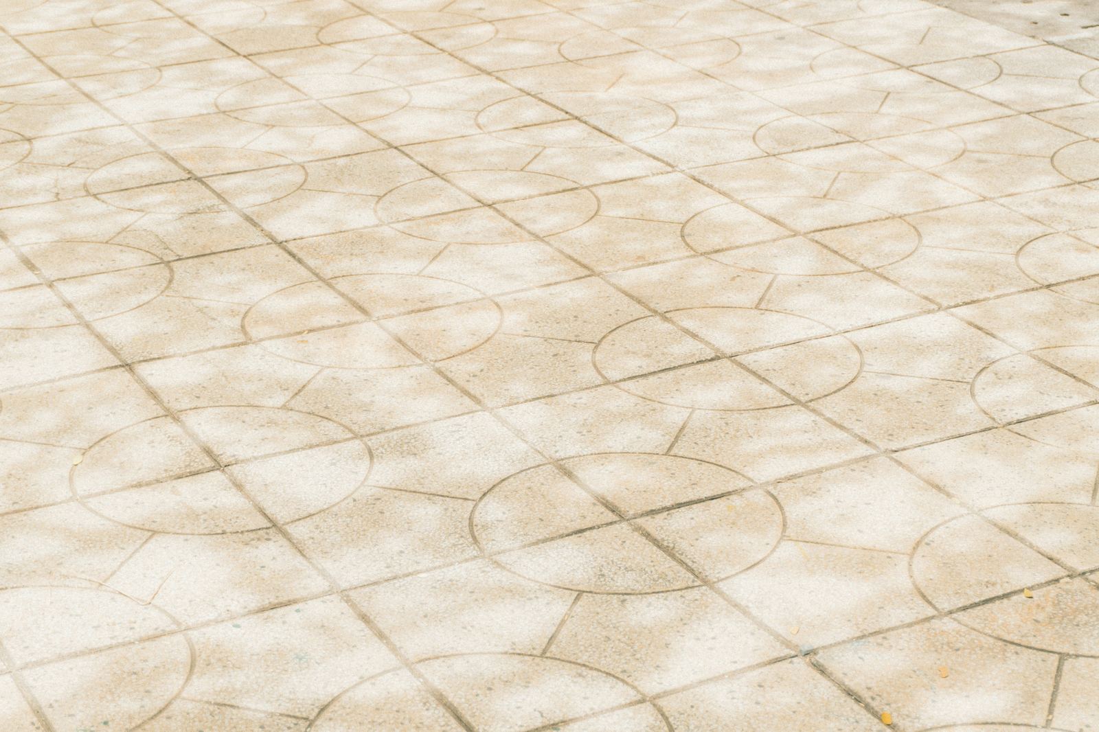 Decorative concrete with circular scoring pattern
